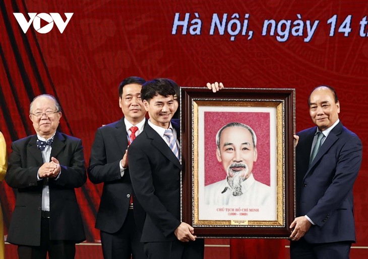 Chủ tịch nước Nguyễn Xuân Phúc dự lễ kỷ niệm 70 năm thành lập Nhà hát kịch Việt Nam - ảnh 2