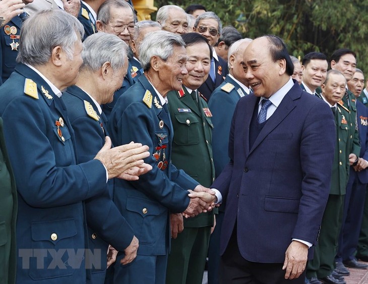 Chủ tịch nước Nguyễn Xuân Phúc gặp mặt Đoàn đại biểu các cựu chiến binh Bộ đội Tên lửa phòng không và sư đoàn 361 - ảnh 1