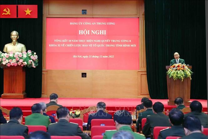 Chủ tịch nước Nguyễn Xuân Phúc dự Hội nghị tổng kết 10 năm Chiến lược bảo vệ Tổ quốc trong tình hình mới - ảnh 1
