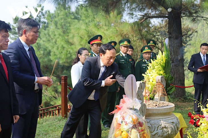 Lãnh đạo tỉnh Quảng Bình dâng hương, viếng mộ Đại tướng Võ Nguyên Giáp - ảnh 1