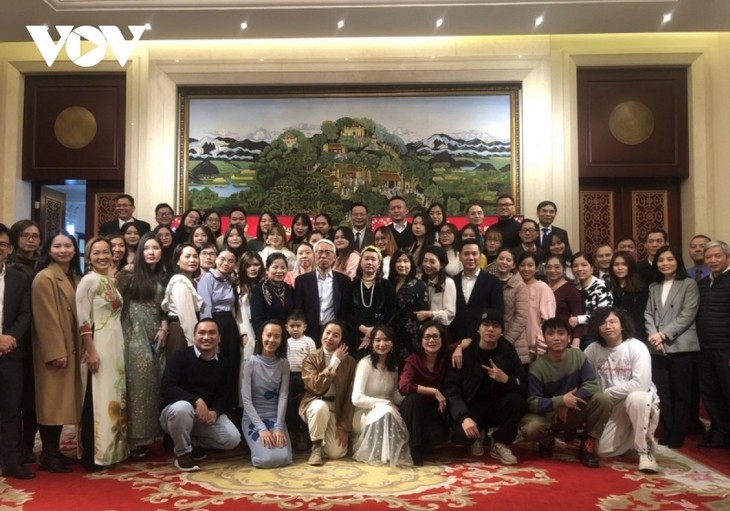 Đại sứ quán Việt Nam tại Trung Quốc gặp gỡ cộng đồng người Việt nhân dịp Xuân Quý Mão - ảnh 3