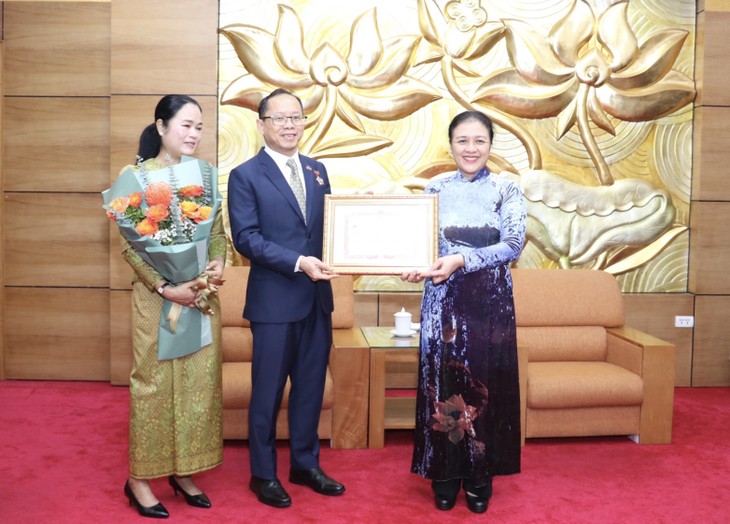 Trao tặng Kỷ niệm chương “Vì hòa bình, hữu nghị giữa các dân tộc” cho Đại sứ Campuchia tại Việt Nam - ảnh 1