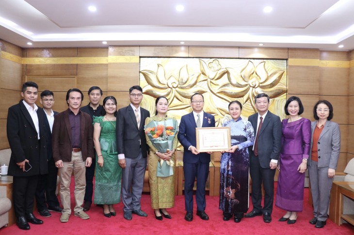 Trao tặng Kỷ niệm chương “Vì hòa bình, hữu nghị giữa các dân tộc” cho Đại sứ Campuchia tại Việt Nam - ảnh 2