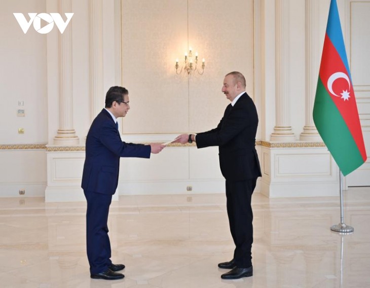 Đại sứ Việt Nam tại Liên bang Nga trình quốc thư lên Tổng thống Azerbaijan - ảnh 1