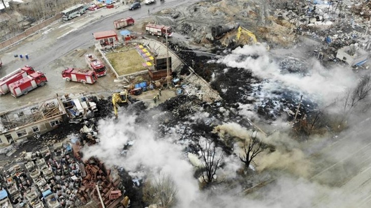 中国江苏省盐城市的一家化工厂发生爆炸，导致130多人死伤 - ảnh 1