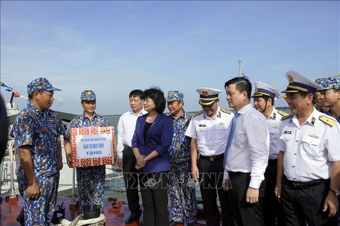 邓氏玉盛探望海军第二区   向海军指战员赠送礼物 - ảnh 1