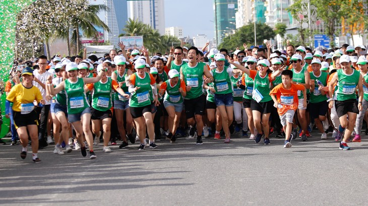 岘港：9000多名运动员参加国际马拉松比赛 - ảnh 1