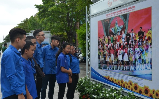 “践行胡志明主席遗嘱50周年”画展在胡志明市举行 - ảnh 1