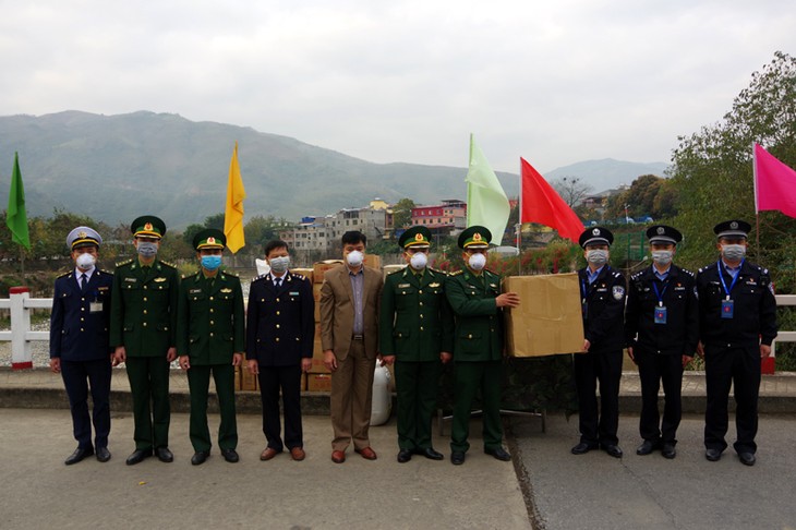 越南莱州省向中国防疫力量捐赠口罩和消毒酒精 - ảnh 1
