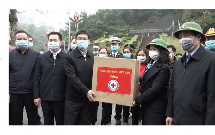 越南谅山向中国广西壮族自治区捐赠35万只医用口罩 - ảnh 1