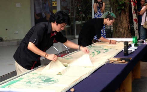 Vietnam, RoK arts shine on traditional paper - ảnh 1