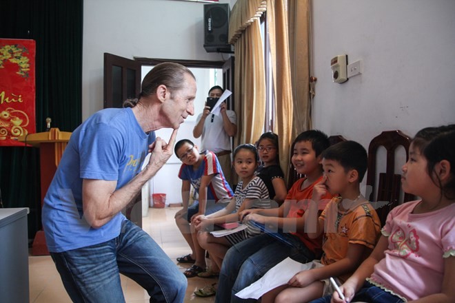 US war veteran opens free English classes in Hanoi - ảnh 2