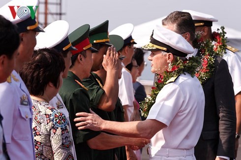 US Navy carrier strike group makes historic visit to Vietnam - ảnh 2