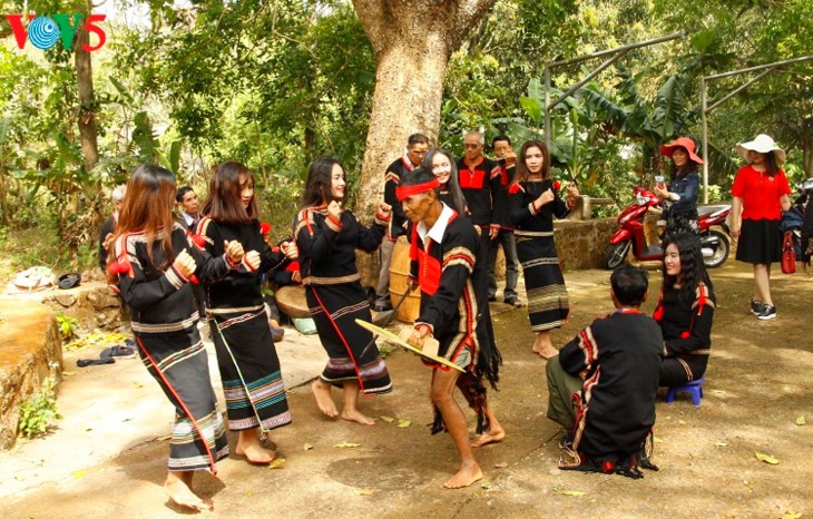 Young E-de ethnic people eager to preserve local culture - ảnh 3