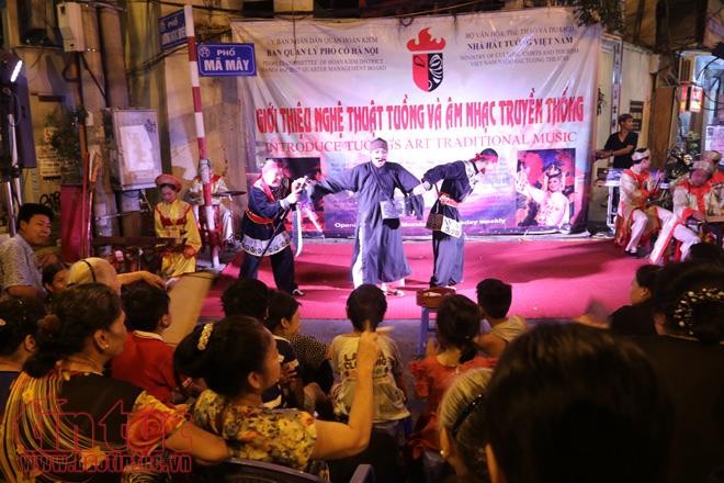 Music performances liven up Hanoi’s Old Quarter - ảnh 2