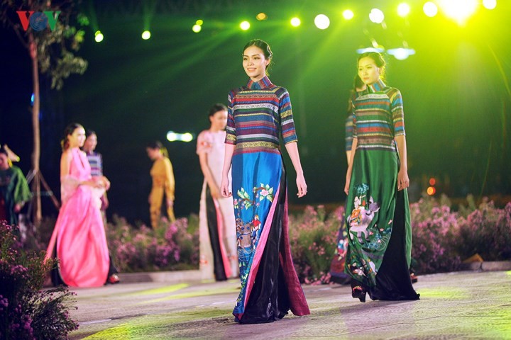 Vietnamese designers promote traditional long dress abroad - ảnh 3