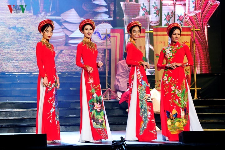 Vietnamese designers promote traditional long dress abroad - ảnh 1