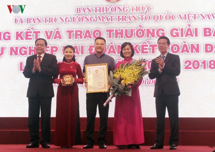 Journalists honoured with Great National Unity Award - ảnh 1