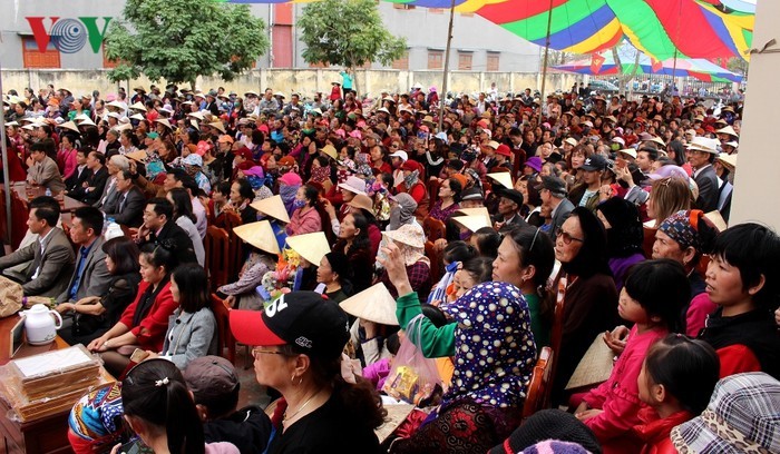 Dum singing enthralls visitors to Hai Phong's spring festivals  - ảnh 2