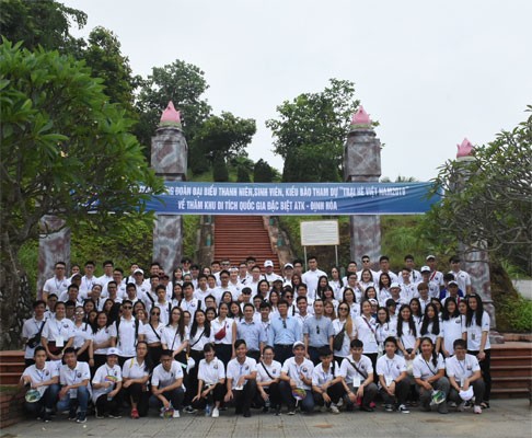 Young OVs visit Dinh Hoa Safety Zone - ảnh 1