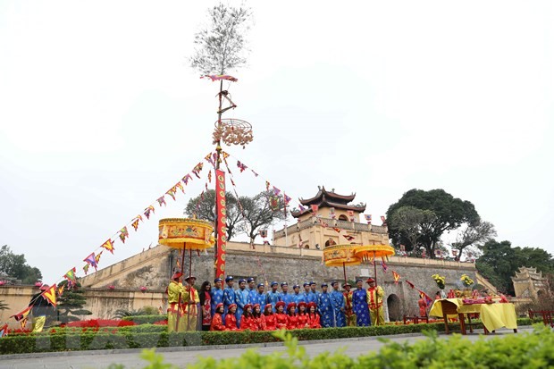 Traditional Tet rituals re-enacted at Thang Long imperial citadel  - ảnh 1