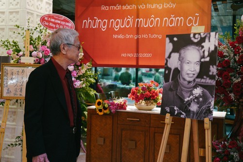 Veteran Hanoi artist’s photobook keeps Vietnam’s glorious art scenes  - ảnh 1