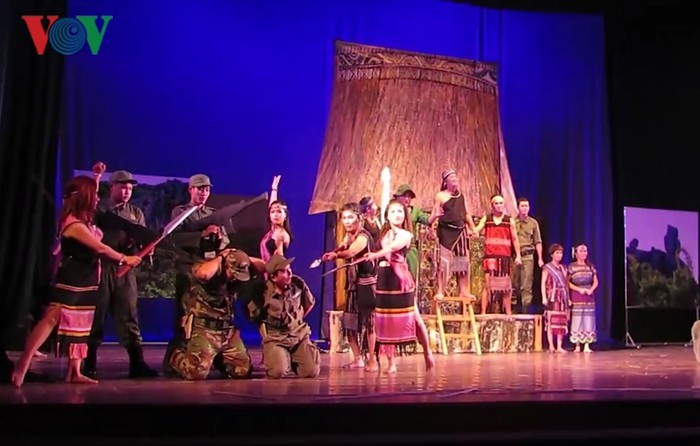 Youngsters fuel hope for revival of traditional arts - ảnh 1