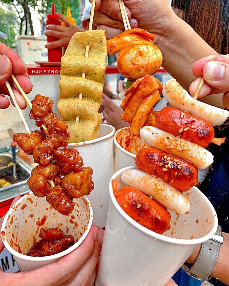 Mouth-watering snacks available at low prices on Nguyen Hue pedestrian street - ảnh 4