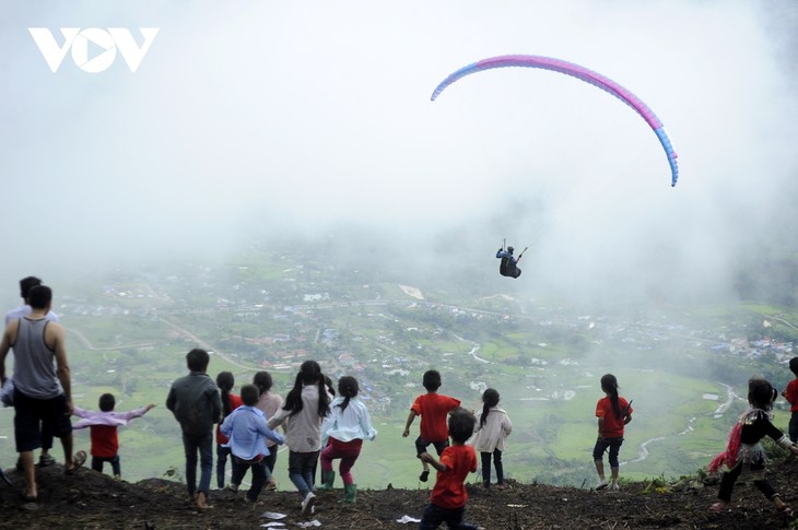 2020 Putaleng paragliding tournament opens in Lai Chau - ảnh 1
