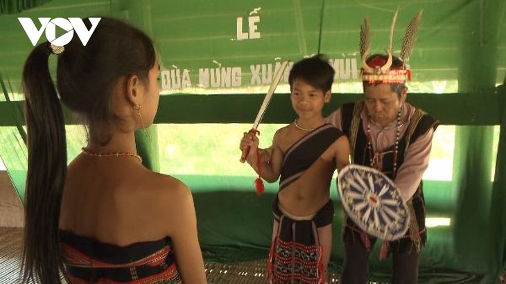 Village elders promote Co Tu ethnic culture  - ảnh 1