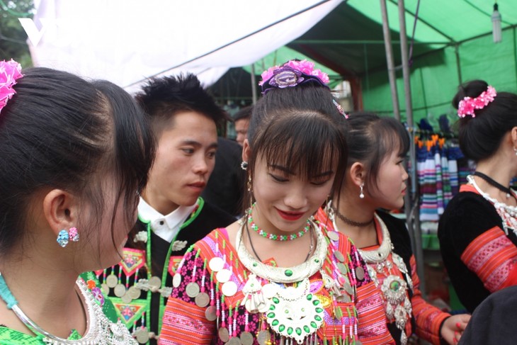 Mong ethnic embroidery, costume-making preserved in Son La province - ảnh 2