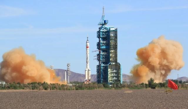 China successfully launches Shenzhou 12 into space - ảnh 1