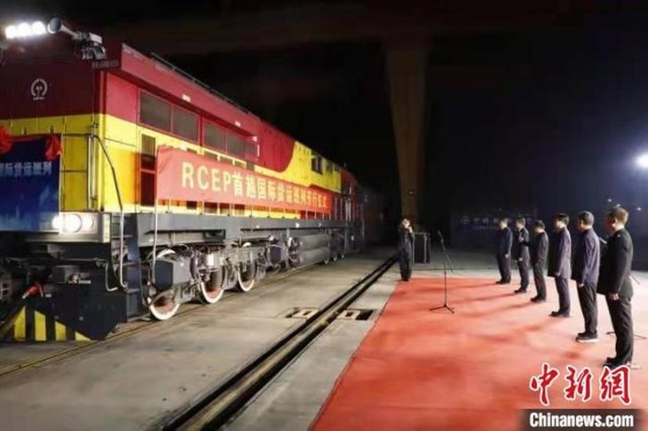 Chinese freight train departs for Vietnam as RCEP takes effect - ảnh 1