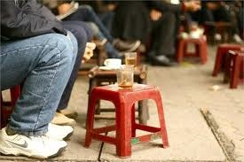 Café, un hábito cotidiano de los hanoiyenses - ảnh 1