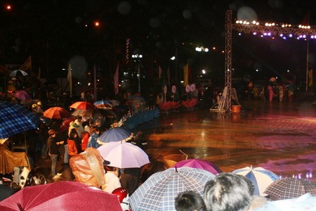 Fiesta del Templo HuyenTran en Hue da inicio al Año nacional de Turismo  - ảnh 2