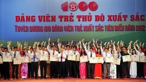 Líder partidista elogia militantes jóvenes más destacados de Hanoi - ảnh 1