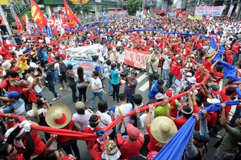 Enérgicas manifestaciones marcan el Día mundial de los Trabajadores - ảnh 1