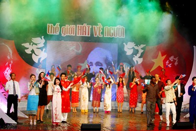Estudiantes extranjeros cantan en honor al presidente Ho Chi Minh - ảnh 1