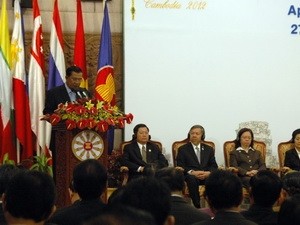 Ministros de Economía de ASEAN se reúnen en Cambodia  - ảnh 1