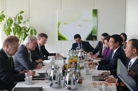 Canciller vietnamita participa en Foro de Comercio e Inversión Vietnam-Alemania - ảnh 1