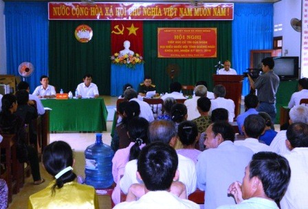 Delegación parlamentaria de la provincia de Quang Ngai se reúne con votantes - ảnh 1