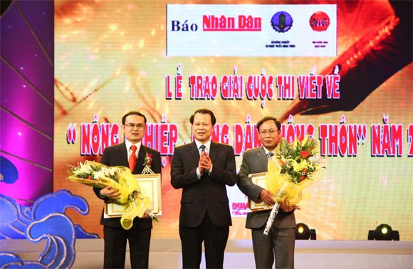 Entregan premio del concurso escrito sobre el tema agrícola en Vietnam - ảnh 1