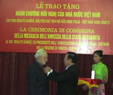 Amigo italiano condecorado con Orden de Amistad de Vietnam - ảnh 1