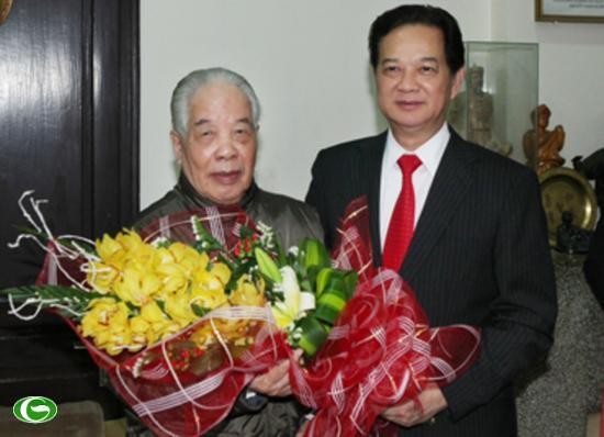 Dirigentes vietnamitas felicitan a ex funcionarios en ocasión del Tet - ảnh 1