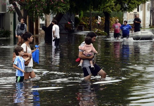 Argentina declara tres días de duelo nacional por víctimas de inundaciones - ảnh 1