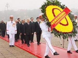 Los líderes vietnamitas rinden homenaje al Presidente Ho Chi Minh  - ảnh 1