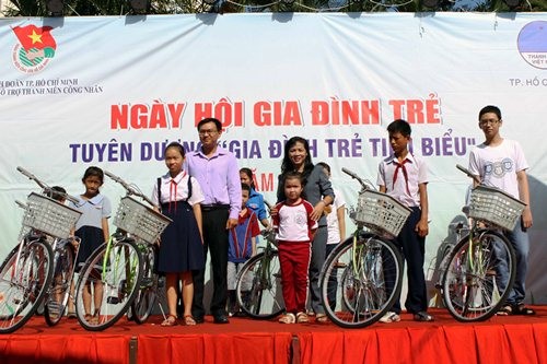 Vietnam honra a jóvenes familias más destacadas en 2013 - ảnh 1