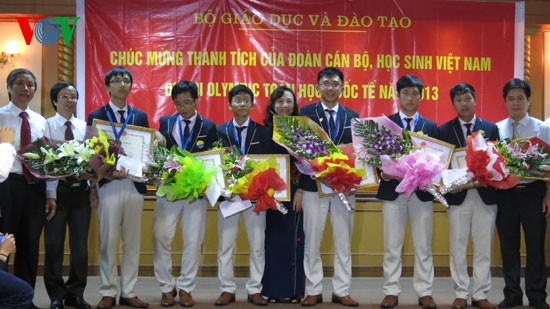 Regresa al país delegación vietnamita a la Olimpiada de Matemáticas - ảnh 1