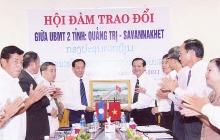 Localidades vietnamita y laosiana refuerzan cooperación  - ảnh 1