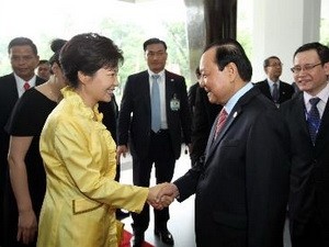 Concluye visita oficial de presidenta surcoreana a Vietnam - ảnh 1